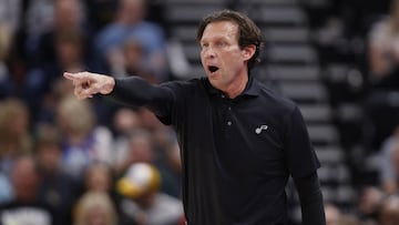 Quin Snyder, entrenador de Utah Jazz, da instrucciones ante Los Angeles Clippers.