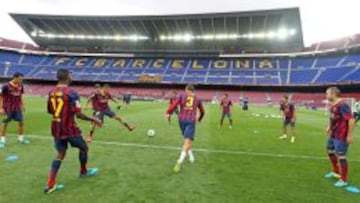 CUIDANDO EL TAPETE. Una de las preocupaciones del Barça cuando juega partidos importantes es el estado del césped, por eso sorprende que ayer los jugadores de Martino se entrenaran en el Camp Nou y no en el Sant Joan Despí.