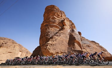 Cuando se habla de ciclismo, al aficionado se le vienen a la mente el Tour, el Giro, la Vuelta... Pero hay más competiciones
además de las grandes rondas. En la fotografía , el pelotón atraviesa un bello paisaje durante la segunda
etapa del AlUla Tour, una carrera de cinco días que se disputa en Arabia Saudí en la que participan diecisiete equipos.