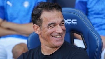 C?DIZ , 14/08/2023.- El entrenador del Deportivo Alav¨¦s, Luis Garc¨ªa Plaza durante el partido de LaLiga EA Sports que enfrenta al C¨¢diz CF y al Deportivo Alav¨¦s en el estadio Nuevo Mirandilla. EFE/Rom¨¢n R¨ªos