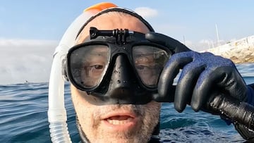 Manel Calero, buceador, en la playa de Badalona.