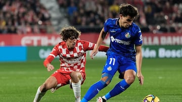 El centrocampista del Getafe, Ramón Terrat con el balón ante el delantero del Girona, Bryan Gil.