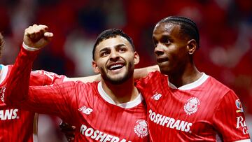 MEX2584. TOLUCA (MÉXICO), 17/05/2025.- Alexis Vega (i) y Helio Nunes del Toluca celebran un gol este sábado, en un partido de vuelta de la semifinal del Torneo Clausura 2025 de la Liga MX entre Deportivo Toluca y Club Tigres en el estadio Nemesio Díez en Toluca (México). EFE/ Felipe Gutiérrez