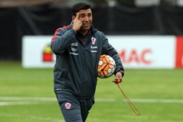 El por aquel entonces jugador del Palestino de Chile, Héctor Robles, fue sancionado por la FIFA con un año de inhabilitación sin poder jugar por agredir al árbitro durante un partido que enfrentaba a Palestino contra la selección de Honduras.