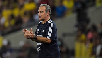 Futbol, Brasil vs Chile.
Clasificatorias al mundial de Catar 2022.
El entrenador de Chile Martin Lasarte dirige a sus jugadores durante el partido contra Brasil por las clasificatorias al Mundial de Catar 2022 en el Estadio Maracana
Rio de Janeiro, Brasil.
24/03/2022
Thiago Ribeiro/AGIF/Photosport
Football, Brazil vs Chile.
2022 World cup Qatar qulifying match.
Chile head coach Martin Lasarte, gives instructions to his players during the 2022 Qatar World Cup qualifier football match at Maracana stadium Rio de Janeiro, Brasil.
03/24/2022
Thiago Ribeiro/AGIF/Photosport
