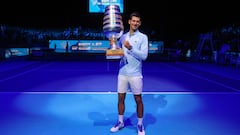 Novak Djokovic, con el trofeo de campeón en Tel Aviv el año pasado.