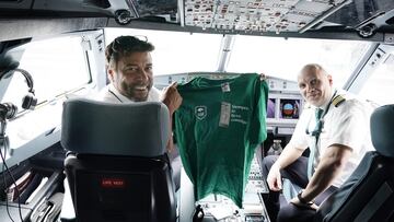 Los pilotos del vuelo que trajo al Unicaja a Belgrado con una camiseta del equipo,