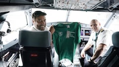 Los pilotos del vuelo que trajo al Unicaja a Belgrado con una camiseta del equipo,