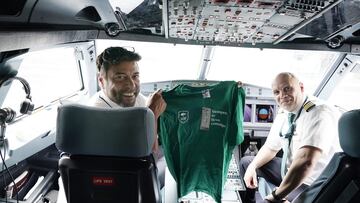 Los pilotos del vuelo que trajo al Unicaja a Belgrado con una camiseta del equipo,