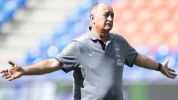 El entrenador de la selecci&oacute;n brasile&ntilde;a, Luiz Felipe Scolari, durante un entrenamiento en Basilea (Suiza).