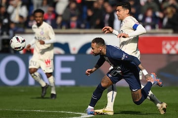 El delantero brasileño del Paris Saint-Germain Football Club se ha tenido que retirar lesionado del encuentro tras la torcedura de su tobillo. Abandonó el terreno de juego en camilla y con claros gestos de dolor.