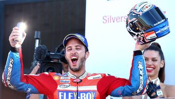 TJK. Northampton (United Kingdom), 27/08/2017.- Italian Moto GP rider Andrea Dovizioso of the Ducati Team celebrates victory on the podium, during the MotoGP race of the 2017 British Motorcycling Grand Prix at the Silverstone race track, Northampton, Brit