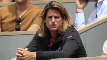 La extenista francesa Amelie Mauresmo, durante el partido de su pupilo Lucas Pouille ante Martin Klizan en Roland Garros de 2019.