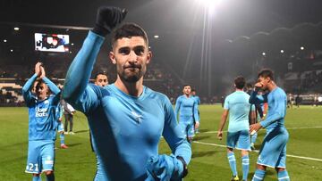 Marseille's Spanish defender Alvaro Gonzalez celebrates at the end of the French L1 Football match between Angers SCO and Olympique de Marseille, at Raymond-Kopa Stadium, in Angers, northwestern France, on December 3, 2019. (Photo by JEAN-FRANCOIS MO
