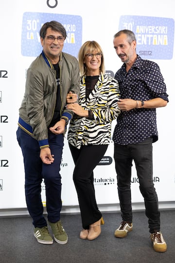 Gemma Nierga posa con dos miembros del trío humorístico Especialistas Secundarios, Armand Antoni Anjaumà Checa y Javier Hernáez Escaño.

 
