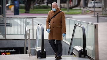 Un hombre con mascarilla en Barcelona.