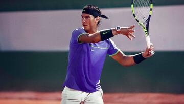 Rafa Nadal entrena en su academia para preparar Roland Garros.