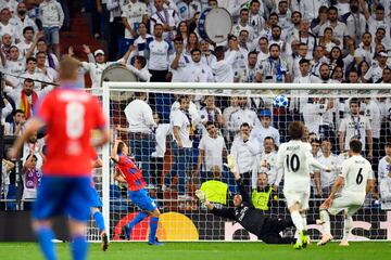 Patrik Hrosovsky y Keylor Navas.