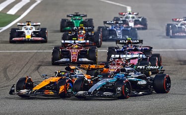 Los pilotos de Mclaren y Mercedes, Oscar Piastri y George Russell, durante la salida de la carrera del GP de Bahréin.