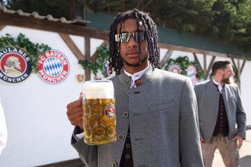 Michael Olise durante la fiesta del Oktoberfest celebrado en Munich.