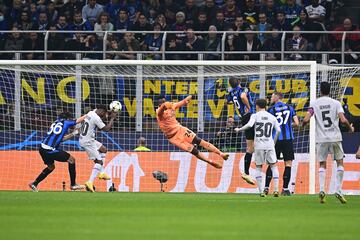 El árbitro Slavko Vincic, tras revisar la jugada en el VAR, anula el gol de Pedri por mano de Ansu Fati.