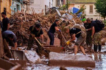 Voluntarios y vecinos ayudan a limpiar los municipios afectados por las fuertes lluvias que provocaron inundaciones.