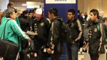 <b>DESOLADOS. </b>Los expulsados, abandonando ayer Buenos Aires.