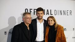 El jugador del FC Barcelona y presidente de Kosmos, Gerard Piqué, con sus padres Joan Piqué y Montserrat Bernabéu.