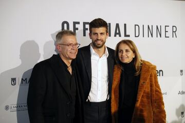 El jugador del FC Barcelona y presidente de Kosmos, Gerard Piqué, con sus padres Joan Piqué y Montserrat Bernabéu.