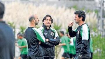 <b>PROTAGONISTA. </b>Juan Carlos Mandiá charla con sus ayudantes durante una sesión del Racing.