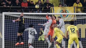 VILLARREAL (CASTELLÓN), 12/02/2023.- El portero del Villarreal Pepe Reina (i) sube a rematar un córner, durante el partido de Liga en Primera División que Villarreal CF y FC Barcelona han disputado este domingo en el estadio de La Cerámica. EFE/Manuel Bruque