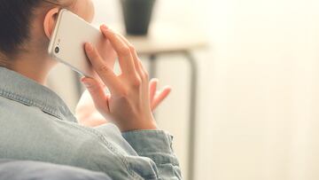 Una mujer gana 1.500 euros al mes por llamar a los padres de sus ‘clientes’: “Construimos una relación”