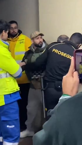 El momento en el que el padre de Lamine y su séquito abandonan La Cartuja escoltados entre insultos: al borde de la agresión