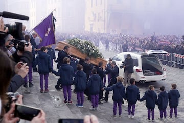 Miles de personas, seguidores y representantes políticos y del mundo del fútbol dieron hoy su último adiós a Astori.