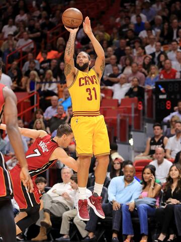 DERON WILLIAMS.
Sobrepasado el jueves en los apenas cuatro minutos que pisó la pista, tiene que poder como mínimo dirigir con cierta solvencia la segunda unidad cuando descanse uno de los guards titulares. Lejos desde hace tiempo de su mejor forma física, no está para grandes retos pero lo que necesita su equipo de él es algo absolutamente manejable pero importante. Todavía puede hacerlo. Pero tiene que probar que también en una Final y contra los Warriors.