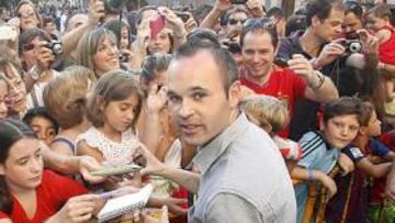 <b>ÍDOLO. </b>Iniesta volvió a recibir muestras de cariño de Fuentealbilla.