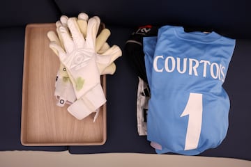 Detalle de la camiseta y los guantes del portero belga, Thibaut Courtois, uno de los mejores jugadores del duelo frente al VfB Stuttgart.