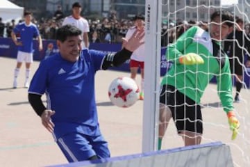 Maradona y Pablo Aimar jugaron un partido de futbol 5 con jóvenes coreanos para promocionar el sorteo del Mundial sub20. Maradona se convirtió en el protagonista y hasta en un momento del partido intento repetir la jugada de la mano de Dios, pero en esta ocasión no fue gol