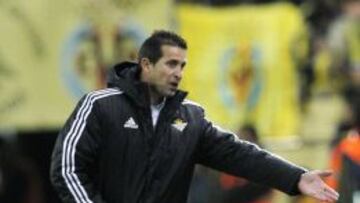 Merino da instrucciones a sus jugadores.