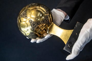 El experto en deportes de la casa de subastas Aguttes, Francois Thierry, presenta en Neuilly sur Seine el Balón de Oro de Diego Armando Maradona, galardón que premió al mejor jugador de la Copa Mundial de fútbol de 1986. El trofeo, que fue robado y estuvo desaparecido varios años, se subastará en la localidad francesa el 6 de junio.
