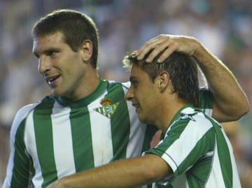 Palermo y Joaquín celebran un gol con el Betis.