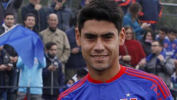  Santiago, 20 de junio de 2016 
 Futbol, Presentacion nuevos jugadores de Universidad de Chile. 
 El  jugador de Universidad de Chile Felipe Mora es  presentado hoy en el Centro Deportillo Azul CDA.. 
 Santiago, Chile. 
 20/06/2015 
 Ramon Monroy/Photosport********