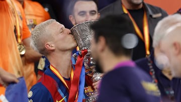 Dani Olmo celebra la Supercopa,