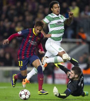 El delantero brasileño del FC Barcelona, Neymar (i), supera a los jugadores del Celtic, el guardameta Fraser Gerard Forster (d) y el defensa nigeriano Efe Ambrose, durante el partido correspondiente al sexto encuentro del Grupo H, de la Liga de Campeones disputado hoy en el estadio Camp Nou.