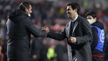 Iraola saluda a Armenteros tras el partido de Copa.