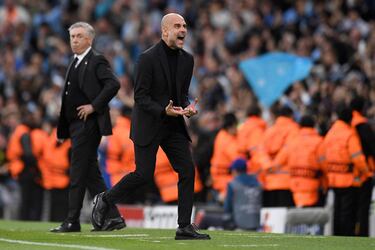 Pep Guardiola gesticula dentro de su área técnica.