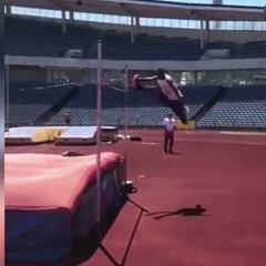No, no es un extraterrestre: es Barshim y salta 2,16 de tijera