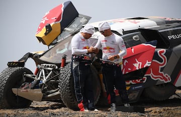 En la etapa 9, Sebastien Loeb y Daniel Elena han perdido toda opción de victoria. Rompieron en frontal de su coche al no ver un agujero. Perdieron más de siete horas en la clasificación general.