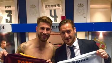 Ramos y Totti posan con sus camisetas.