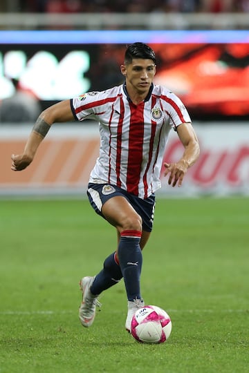 Otro que podría vivir su último compromiso con Chivas. El delantero llegó para ganarse el corazón del público tapatío porque fue clave para conseguir el título del Clausura 2017. Si bien su producción goleadora bajó y sólo se adjudicó tres anotaciones en la campaña, esto fue porque el técnico cambió su rol a uno de mayor sacrificio, recuperación y distribución del esférico.